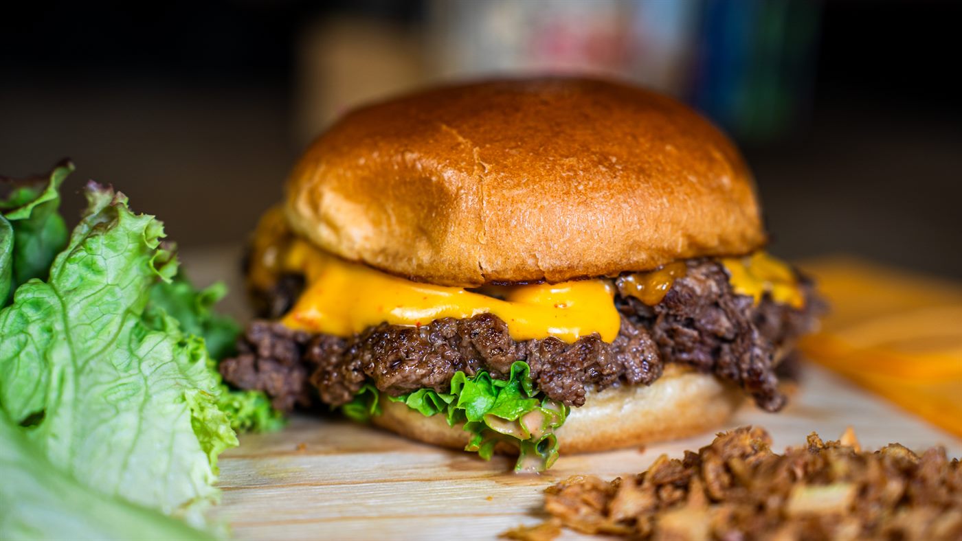 Food-Fotografie für Gastronomie – Burger auf Holzbrett